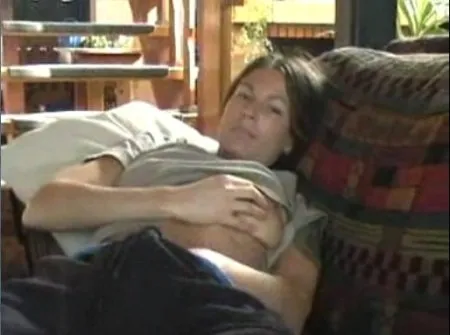 Зріла тітка мастурбує на дивані (ВІДЕО)