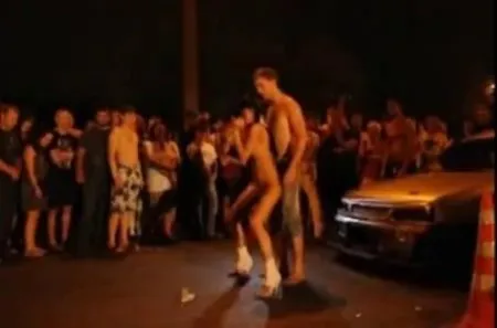 Стриптиз на публіці перед автогонками (ВІДЕО)