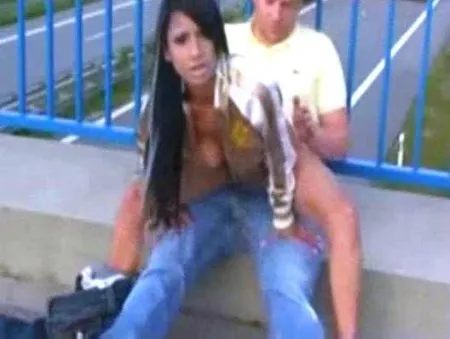 Дикий секс на проїжджій частині (ВІДЕО)