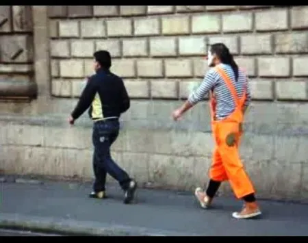 Приставучого клоуна кусає собака (ВІДЕО)