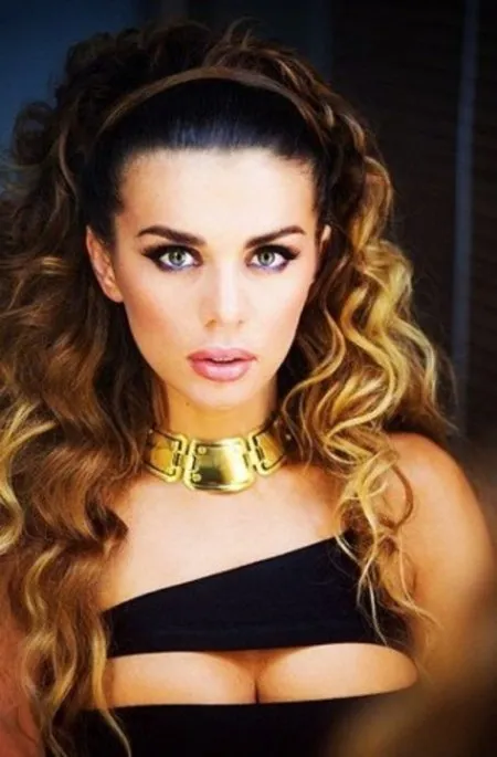 Співачка Анна Сєдокова показала труси під спідницею (ВІДЕО)