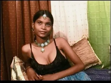 Пишногруда індійська скромниця з працьовитою піздою (ВІДЕО)