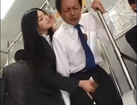 Красуня при всіх дрочить хлопцеві в поїзді (ВІДЕО)