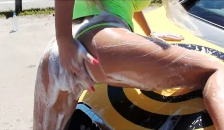 Абсолютно гола Topless DJ Aurika мастурбує свою піхву (ВІДЕО)