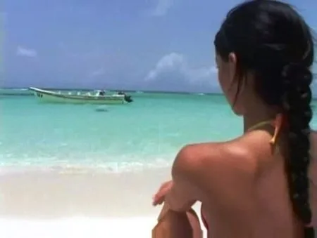 Мореплавець трахає в дупу красуню на пляжі (ВІДЕО)