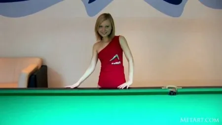 Юна красуня у червоній сукні без трусів (HD ВІДЕО)