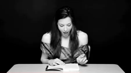 Читання книги з вібратором в кицьці або істерична література (ВІДЕО)