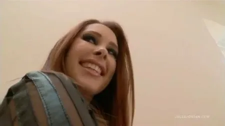 Спортивна руда емочка довбеться в попу (ВІДЕО)