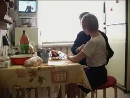 Хазяїн шпілить юну квартирантку на кухні (ВІДЕО)