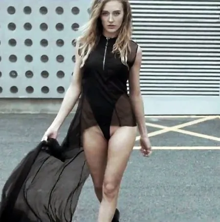 Єва Бушміна aka Layah у відвертому відеокліпі «Як вода» (ВІДЕО)