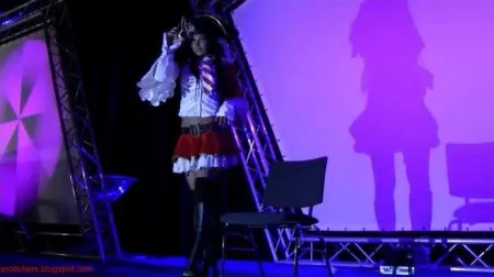 Оригінальний стриптиз королеви піратів (ВІДЕО)