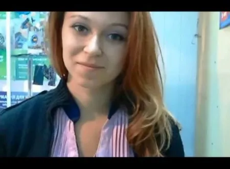 Продавчиня салону мобільного зв'язку мастурбує на робочому місці (ВІДЕО)