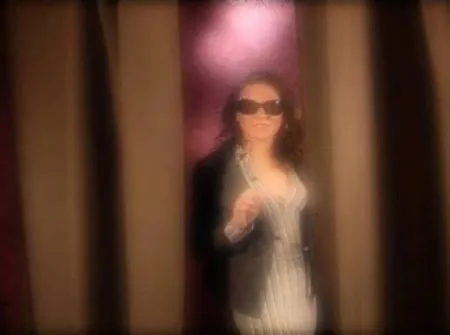 Вона знімає повільно подаровану нижню білизну (ВІДЕО)