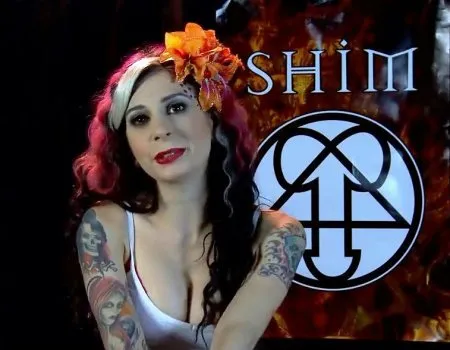 Гарненька готка їбеться в усі дірки (HD ВІДЕО)