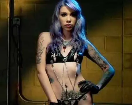 Яскрава емо в татуюваннях поглинає член вагіною (HD ВІДЕО)