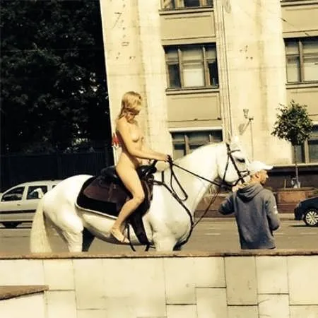 Гола вершниця Олександра Бортич на публіці (ВІДЕО)