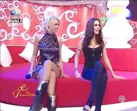 Білявка розсунула ноги в кафе перед пенсіонерами (ВІДЕО)