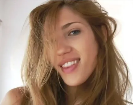 Дивися і вона покаже свої труси (ВІДЕО)