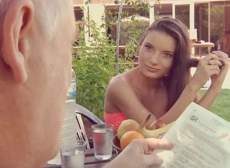 Племінниця бере на пробу старий член дядечки (HD ВІДЕО)