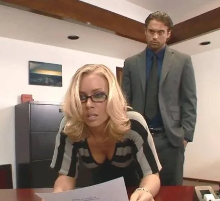 Начальник відшмагав тупу секретарку по дупі (HD ВІДЕО)