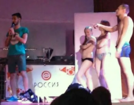 Дівчата зняли труси за ящик газованої води (ВІДЕО)