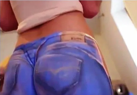 Пройшлася без штанів і ніхто не помітив (ВІДЕО)