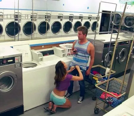 Натягнув на хуй дівчину у пральній (HD ВІДЕО)