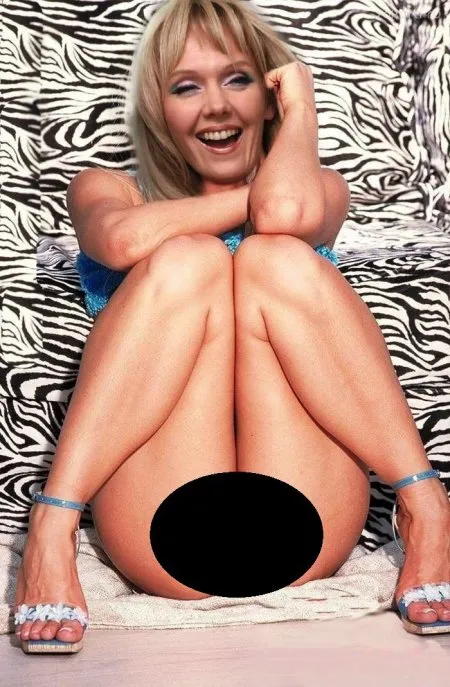 Під спідницею у Валерії (ФОТО)