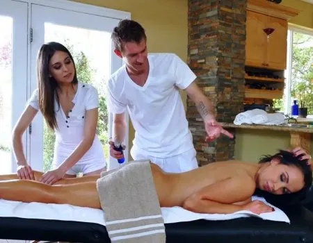 Навчання стажерки масажній справі (ВІДЕО)