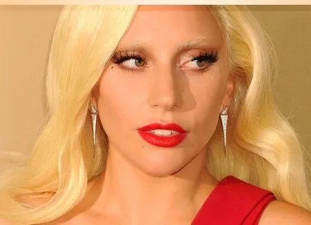 Виконавиця Poker Face зовсім з глузду з'їхала? (ФОТО)