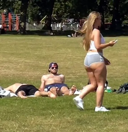 Провокаційна попка в людних місцях (ВІДЕО)