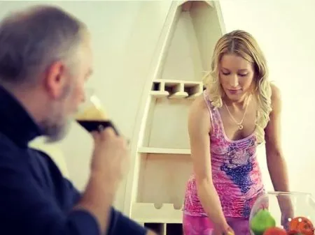 Старенький дідусь вміло заволодів доглядальницею (ВІДЕО)