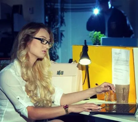 Засиділася на роботі допізна та спокусила охоронця задля сексу (ФОТО)