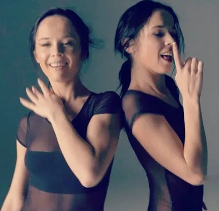 Близнючки запалюють у відвертому танці (ВІДЕО)