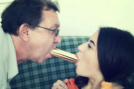 Молодиця допомогла старому з ерекцією (ФОТО)