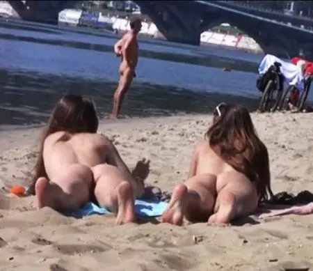 Киянки на пляжі під прицілом камери (ВІДЕО)