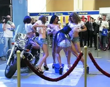 Стриптиз та мокрі цицьки на автовиставці (ВІДЕО)