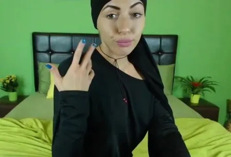 Відеочат з красунею в хіджабі та без трусів (ВІДЕО)
