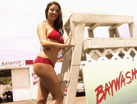 Ексклюзивна автомийка з дівчатами у бікіні (ВІДЕО)