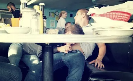 Безсоромна робить мінет за столиком у кафе (ФОТО)