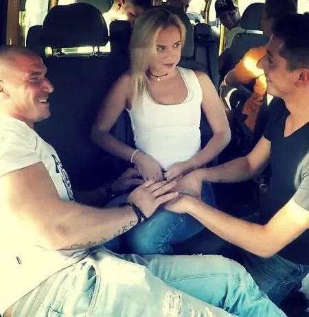 Туристка розважає натовп голодних мужланів в автобусі (ВІДЕО)