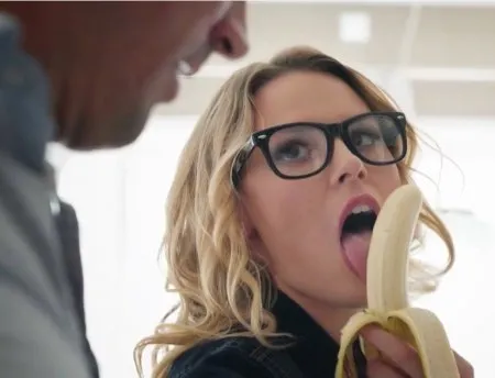 Як очкарічка довела до екстазу татового гостя (ВІДЕО)