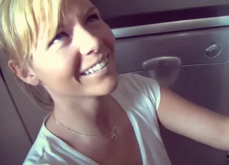 Юна німкеня шліфує зрілу торпеду чолов'яги на кухні (ВІДЕО)