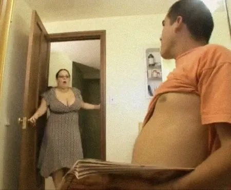 Мачуха розважається з нерідним сином (ВІДЕО)