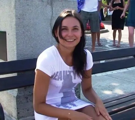 Українка зняла футболку і пішла голяком містом (HD ВІДЕО)