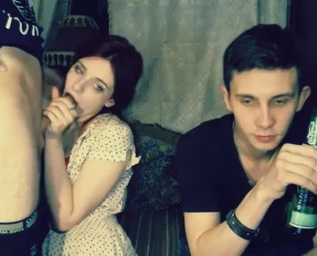 Дівчина відсмоктує в чаті двом хлопцям (ВІДЕО)