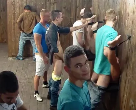 Вставляють хуй незнайомкам через дірку в стіні (ВІДЕО)