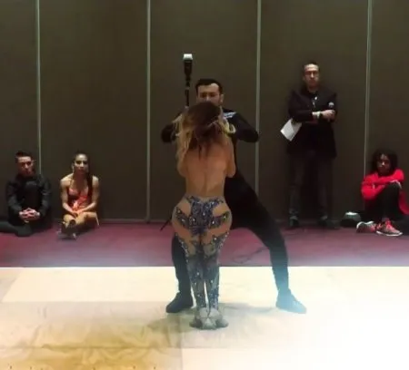 Від її дупи очей не відірвати! (HD ВІДЕО)