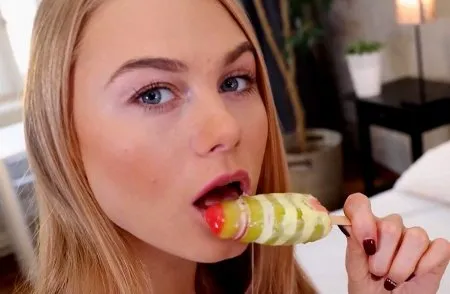 Красуні Ненсі Ейс захотілося сексу після морозива (HD ВІДЕО)