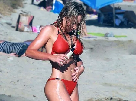 Дівчата в бікіні як прикраса пляжів (ФОТО)